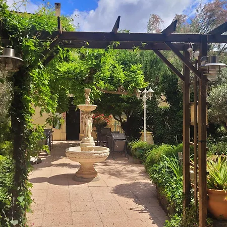מלון Les Jardins Du Patriarche 2*